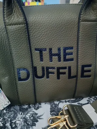 Bolso verde mujer con etiqueta.