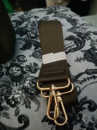 Bolso verde mujer con etiqueta.