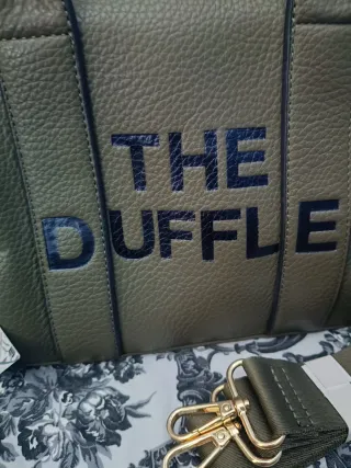 Bolso verde mujer con etiqueta.