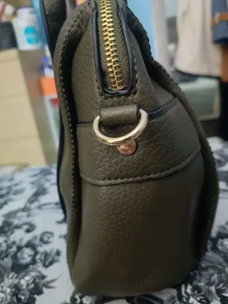 Bolso verde mujer con etiqueta.