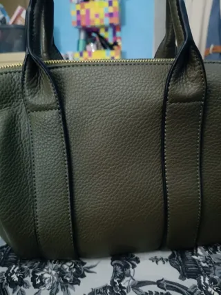 Bolso verde mujer con etiqueta.