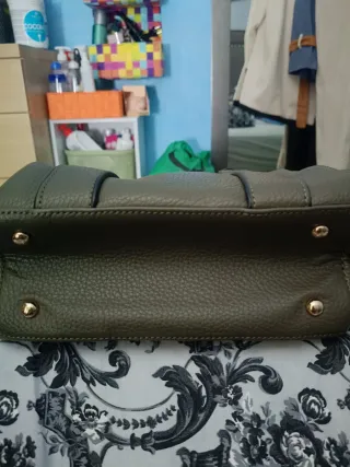 Bolso verde mujer con etiqueta.