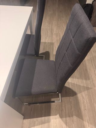 Mesa extensible y 4 Sillas Comedor. De merkamueble