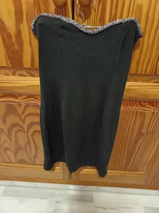 Vestido de fiesta negro con detalles plateados