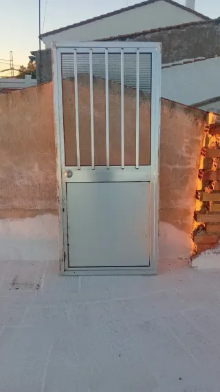Puerta de aluminio con cristal