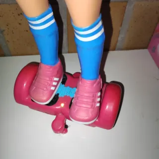 Nancy con Hoverboard y Casco