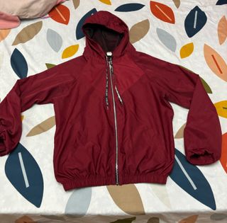 Chaqueta bomber roja con capucha