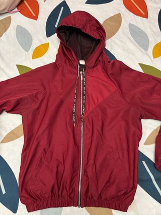 Chaqueta bomber roja con capucha