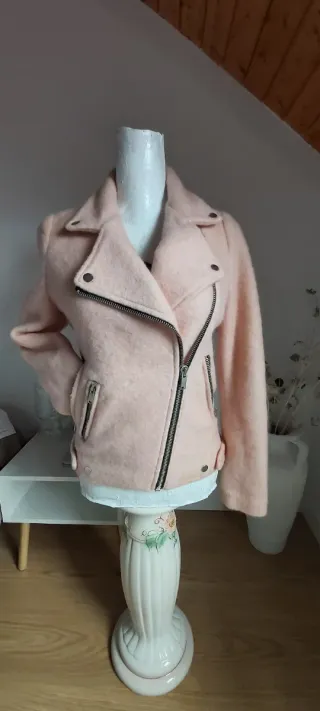 Cazadora Stradivarius rosa