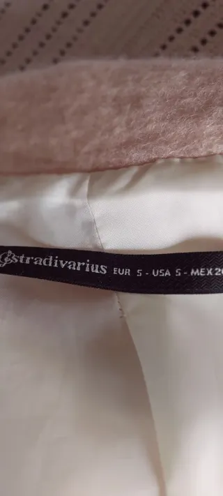 Cazadora Stradivarius rosa