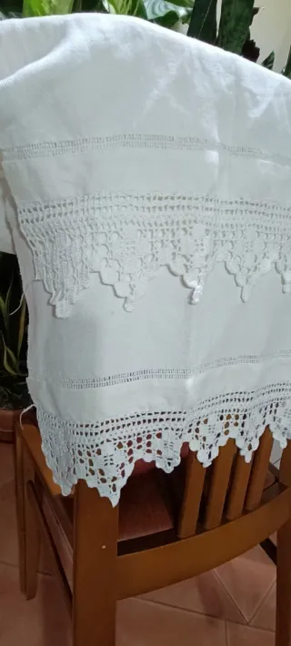 Asciugamano antico fatto a mano con pizzo