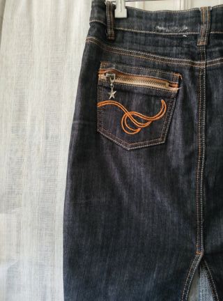 Falda vaquera negra con bolsillo trasero