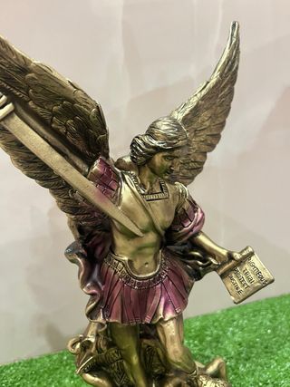SAN MIGUEL DE ARCÁNGEL. FIGURA DORADA Y MORADA