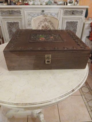 Scatola in legno intagliato vintage