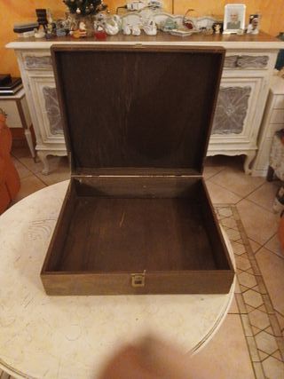 Scatola in legno intagliato vintage