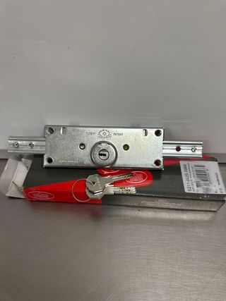 Prefer Cerradura central para persiana horizontal Con llave perforada Pestillos con pernos desmontados Cilindro redondo Saliente mm. 55156 l x 554 h x 155 p mm