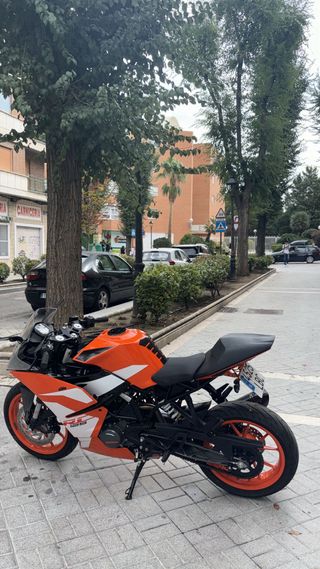 KTM RC Naranja y Blanca 125cc 3300 KLM año 2019