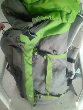 Mochila Quechua gris y verde