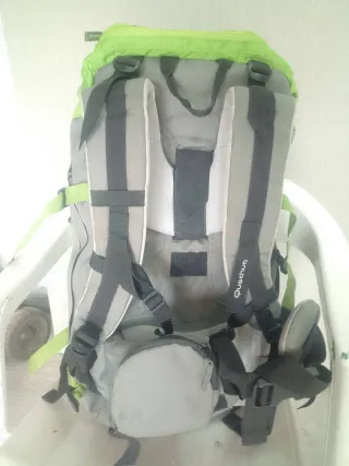 Mochila Quechua gris y verde