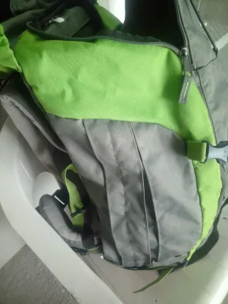 Mochila Quechua gris y verde