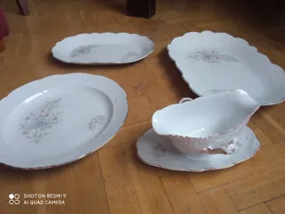 Vajilla de porcelana con borde dorado