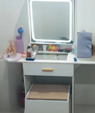 Tocador de maquillaje blanco