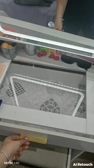 Tocador de maquillaje blanco