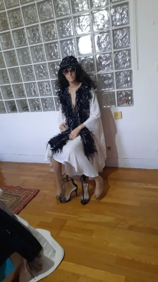 Vestido largo con plumas negras