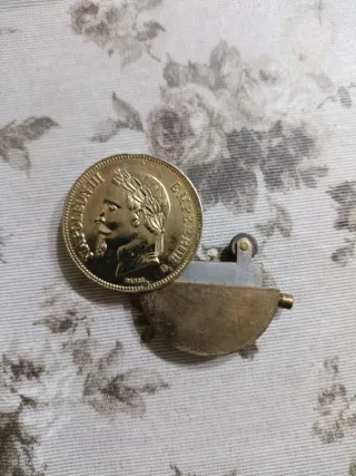 Accendino a forma di moneta