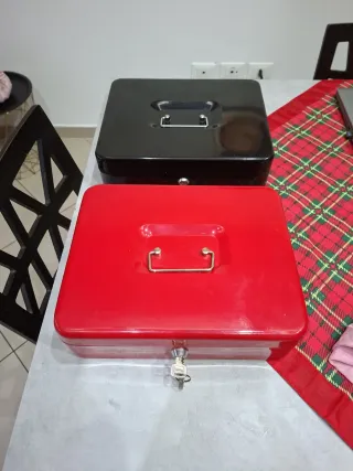 Cassetta portavalori rossa con chiave
