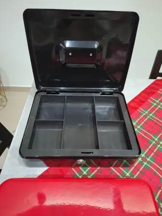 Cassetta portavalori rossa con chiave