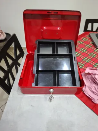 Cassetta portavalori rossa con chiave