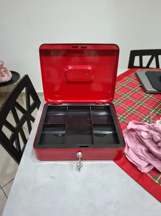 Cassetta portavalori rossa con chiave