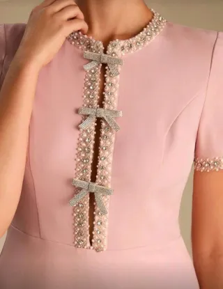 Vestido rosa con detalles joya