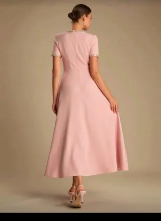 Vestido rosa con detalles joya