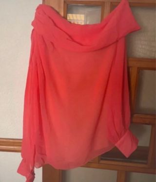 Blusa coral Mango nueva, cuello asimétrico