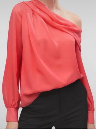 Blusa coral Mango nueva, cuello asimétrico