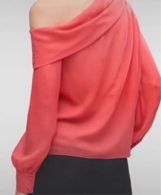 Blusa coral Mango nueva, cuello asimétrico
