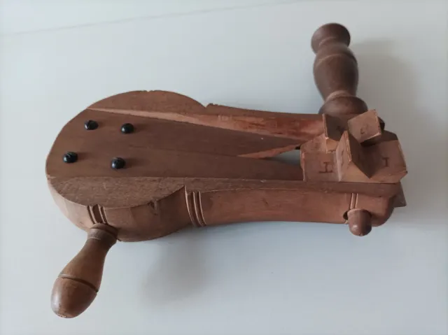 Carraca musical de madera antigua