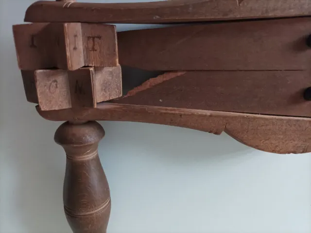 Carraca musical de madera antigua