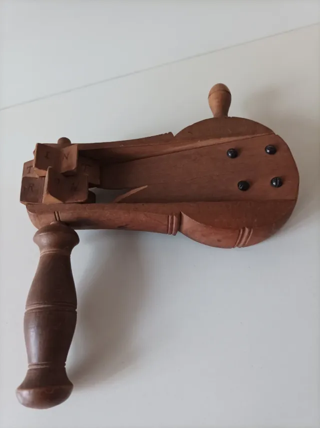 Carraca musical de madera antigua
