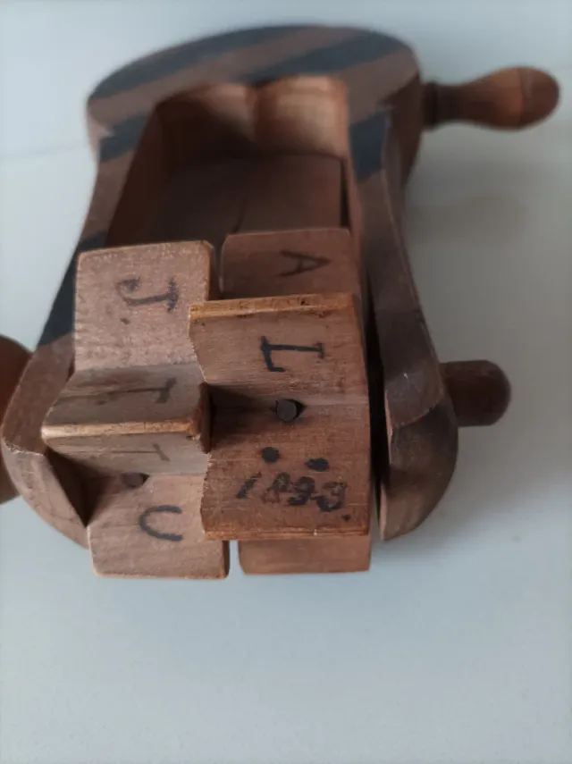 Carraca musical de madera antigua