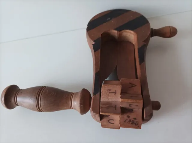 Carraca musical de madera antigua