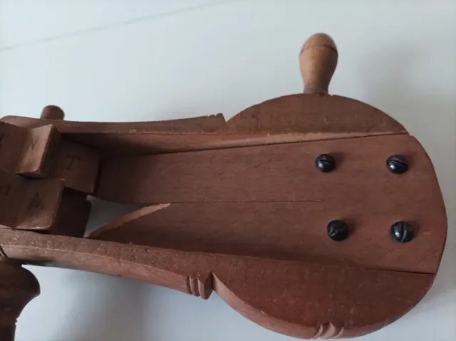 Carraca musical de madera antigua