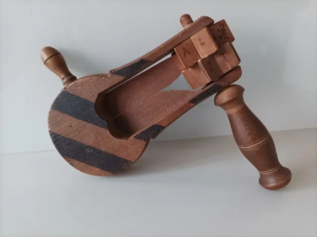 Carraca musical de madera antigua
