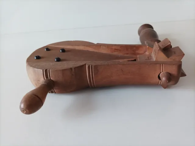 Carraca musical de madera antigua