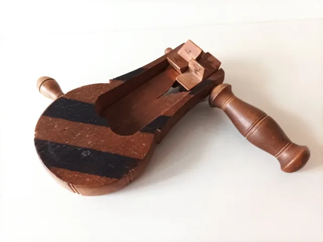 Carraca musical de madera antigua