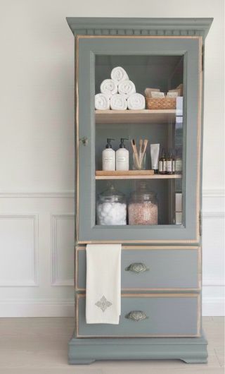 Vitrina verde antiguo y madera.