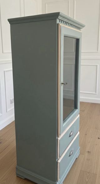 Vitrina verde antiguo y madera.