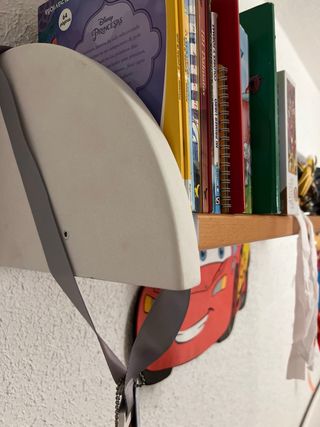 Habitación juvenil con cama y cajones